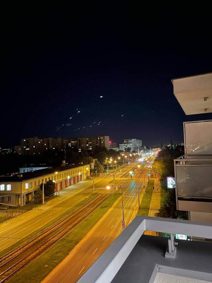 Fajny apartament z parkingiem, obok metra. Warsawa Bagian luar foto