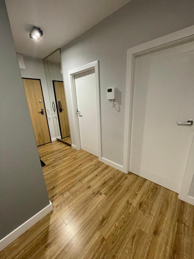 Fajny apartament z parkingiem, obok metra. Warsawa Bagian luar foto