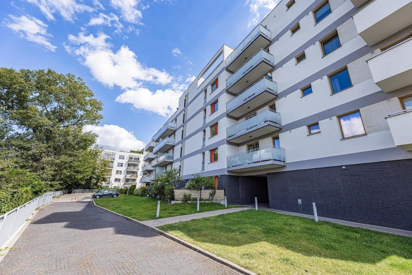 Fajny apartament z parkingiem, obok metra. Warsawa Bagian luar foto