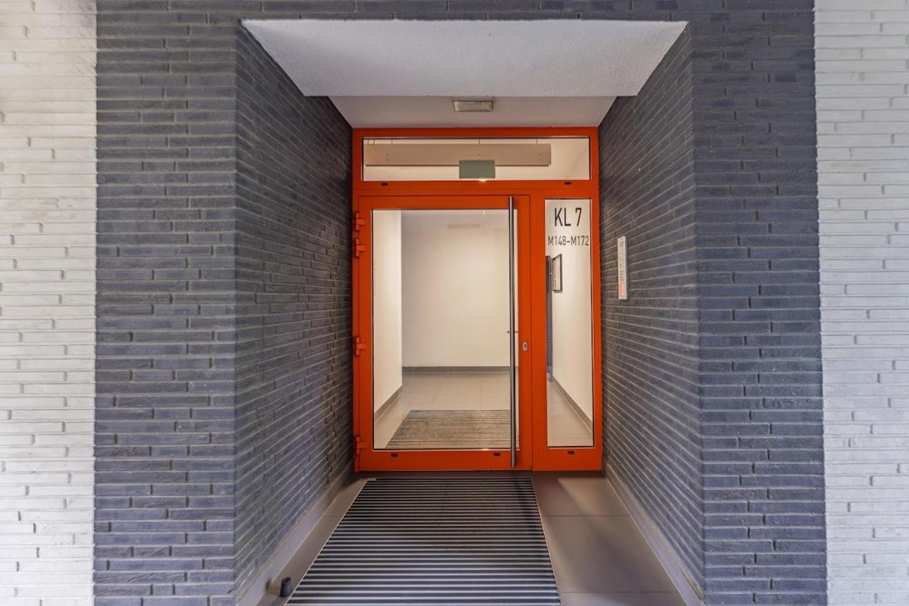 Fajny apartament z parkingiem, obok metra. Warsawa Bagian luar foto