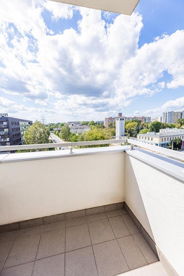 Fajny apartament z parkingiem, obok metra. Warsawa Bagian luar foto