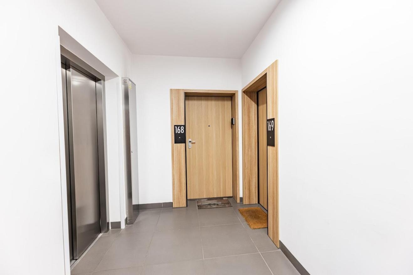 Fajny apartament z parkingiem, obok metra. Warsawa Bagian luar foto