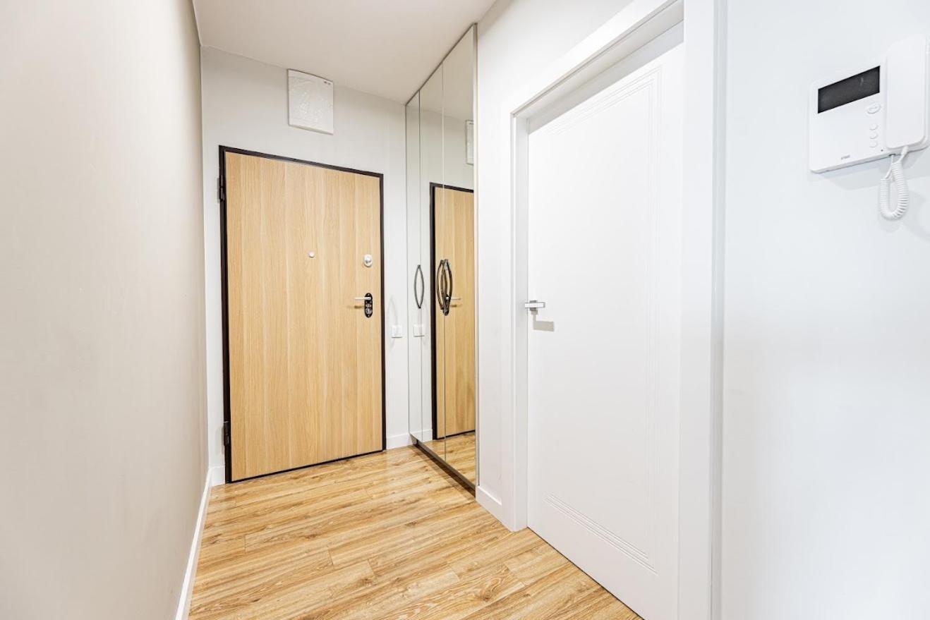 Fajny apartament z parkingiem, obok metra. Warsawa Bagian luar foto